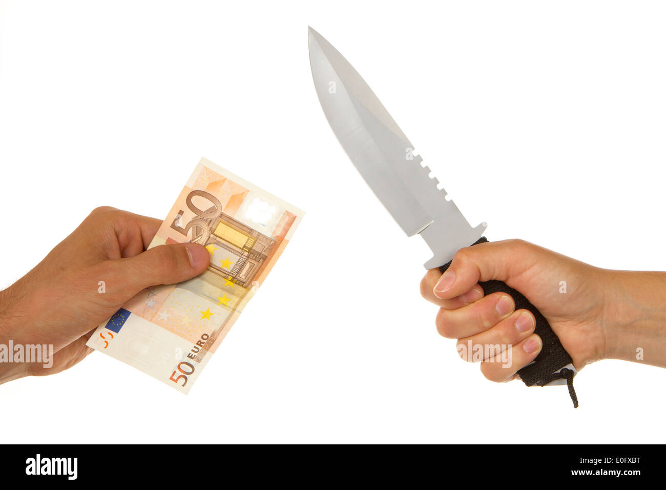 Frau mit Messer bedroht einen Mann um Geld geben Stockfoto