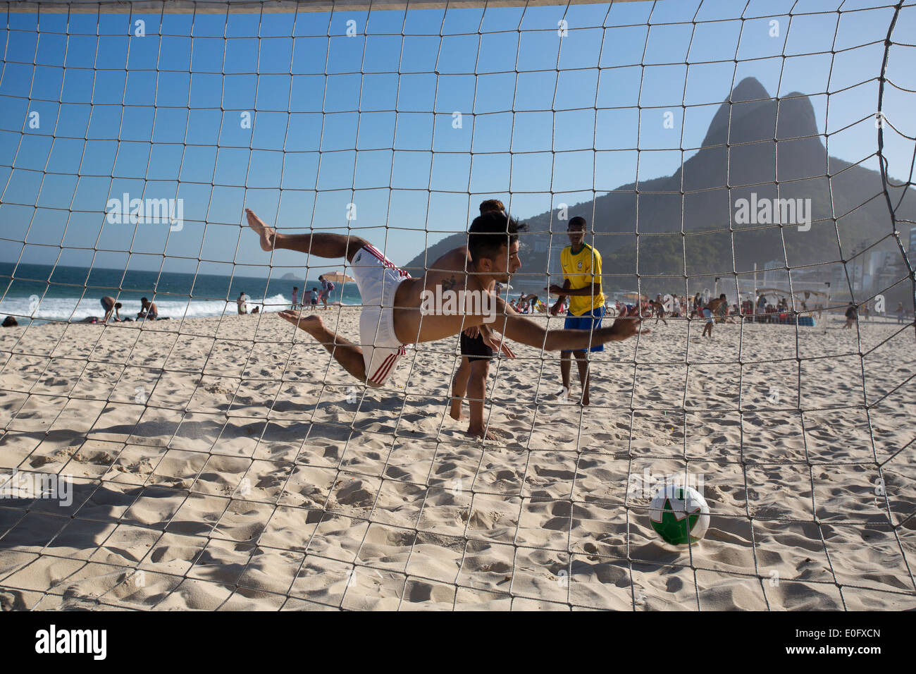 Brasilien-Männer spielen Fußball am Strand von Ipanema und Leblon, Rio De Janeiro Stockfoto