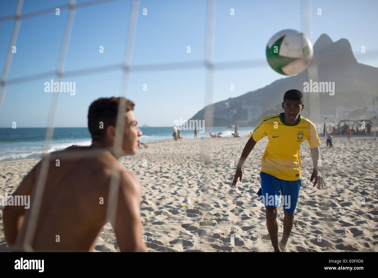 Brasilien-Männer spielen Fußball am Strand von Ipanema und Leblon, Rio De Janeiro Stockfoto