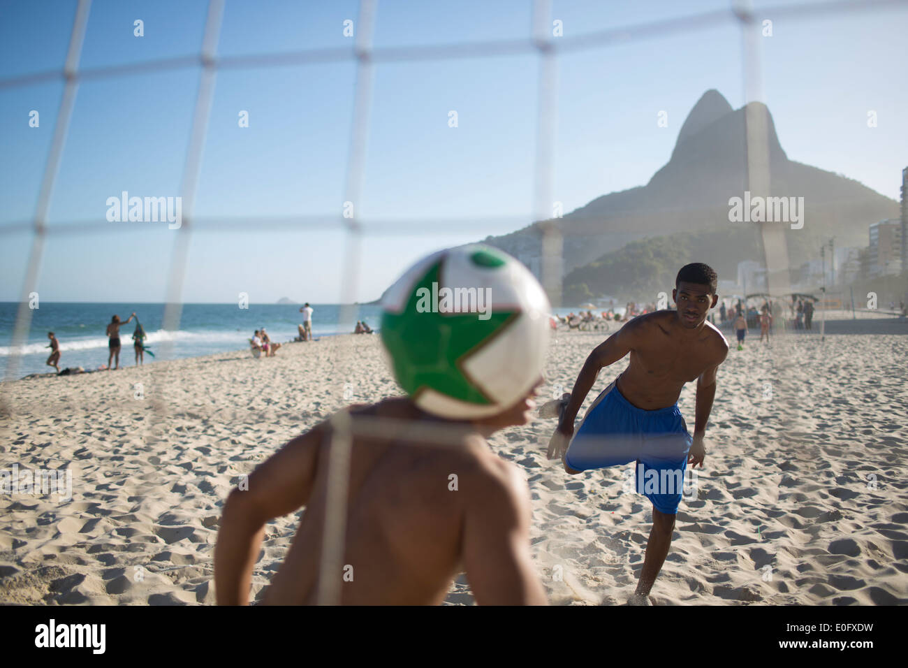 Brasilianische Männer Fußball spielen auf Ipanema und Leblon Strand in Rio De Janeiro Stockfoto