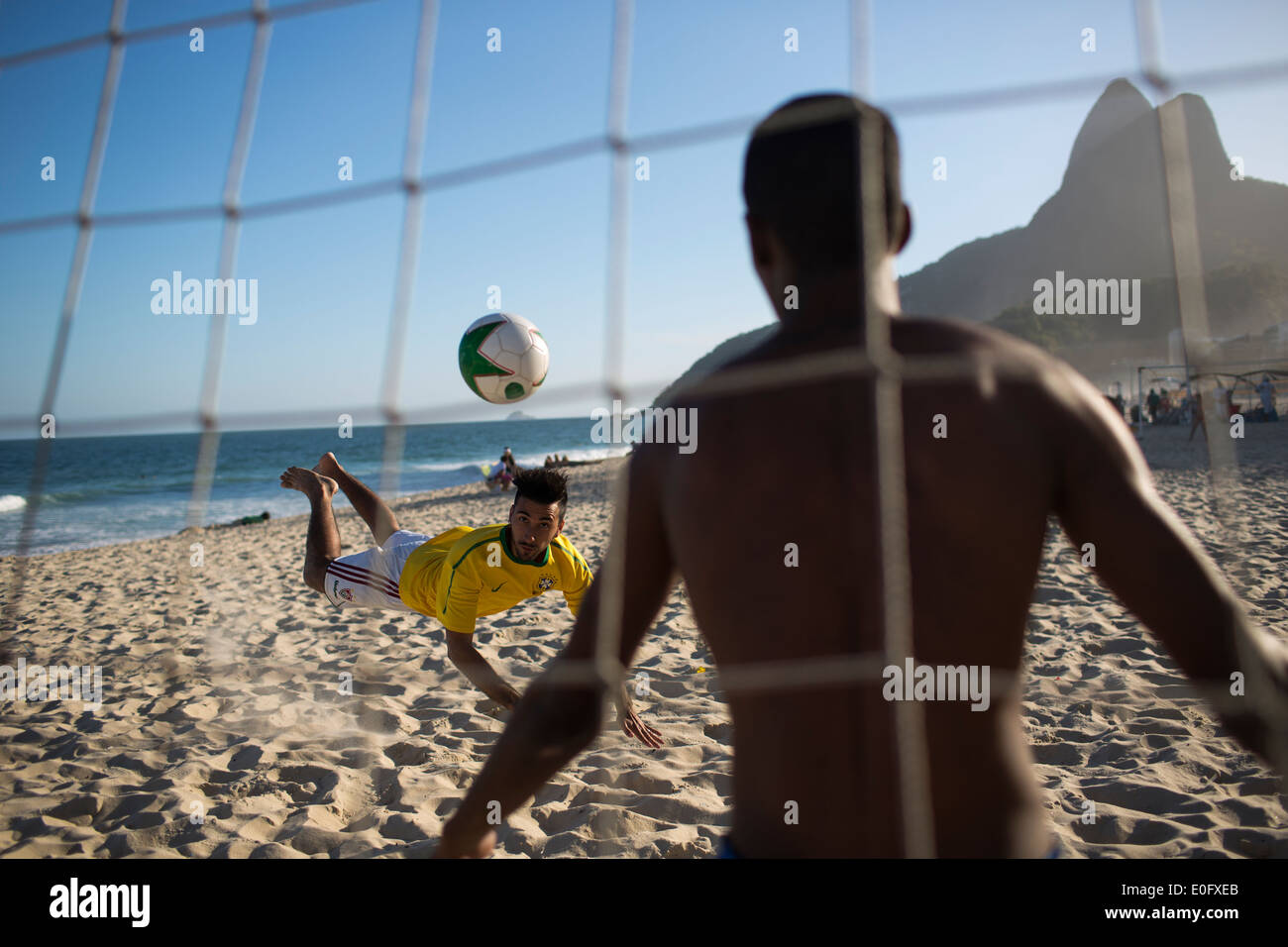 Brasilien-Männer spielen Fußball am Strand von Ipanema und Leblon, Rio De Janeiro Stockfoto
