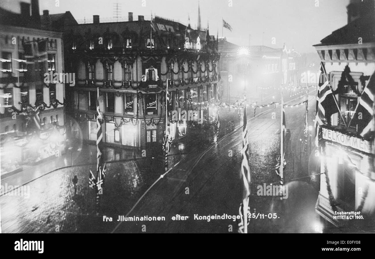 Dieses historische Foto zeigt die Beleuchtung nach der königlichen Prozession am 25. November 1905 in Norwegen. Das Ereignis war ein bedeutender Moment in der norwegischen Geschichte, der die Ankunft des neuen Monarchen und den Beginn einer neuen Ära feierte. Stockfoto
