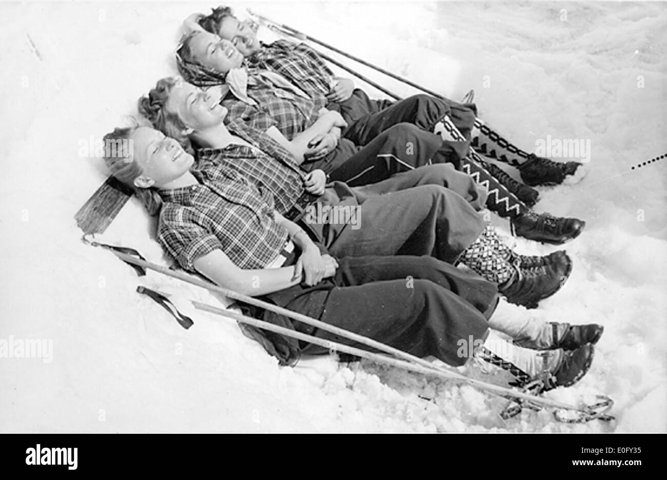Ein Foto von jungen Frauen in Ski-Outfits, das Mode aus dem frühen 20. Jahrhundert im Wintersport in skandinavischer Umgebung zeigt. Stockfoto