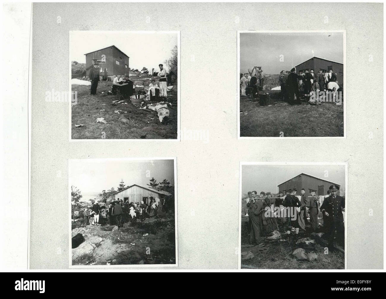 Dieses Bild zeigt eine historische Szene aus der Besatzungszeit, die den Untergang des Blücher am 9. April 1940 zeigt. Die Umgebung umfasst verschiedene Elemente wie Grün, Strand, Büsche und Bäume. Im Hintergrund gibt es einen Blick auf die Festung Oscarsborg in der Nähe von Nesodden, Norwegen. Das Ereignis ereignete sich während des Zweiten Weltkriegs, an dem deutsche Truppen und bedeutende historische militärische Momente in Norwegen beteiligt waren. Stockfoto