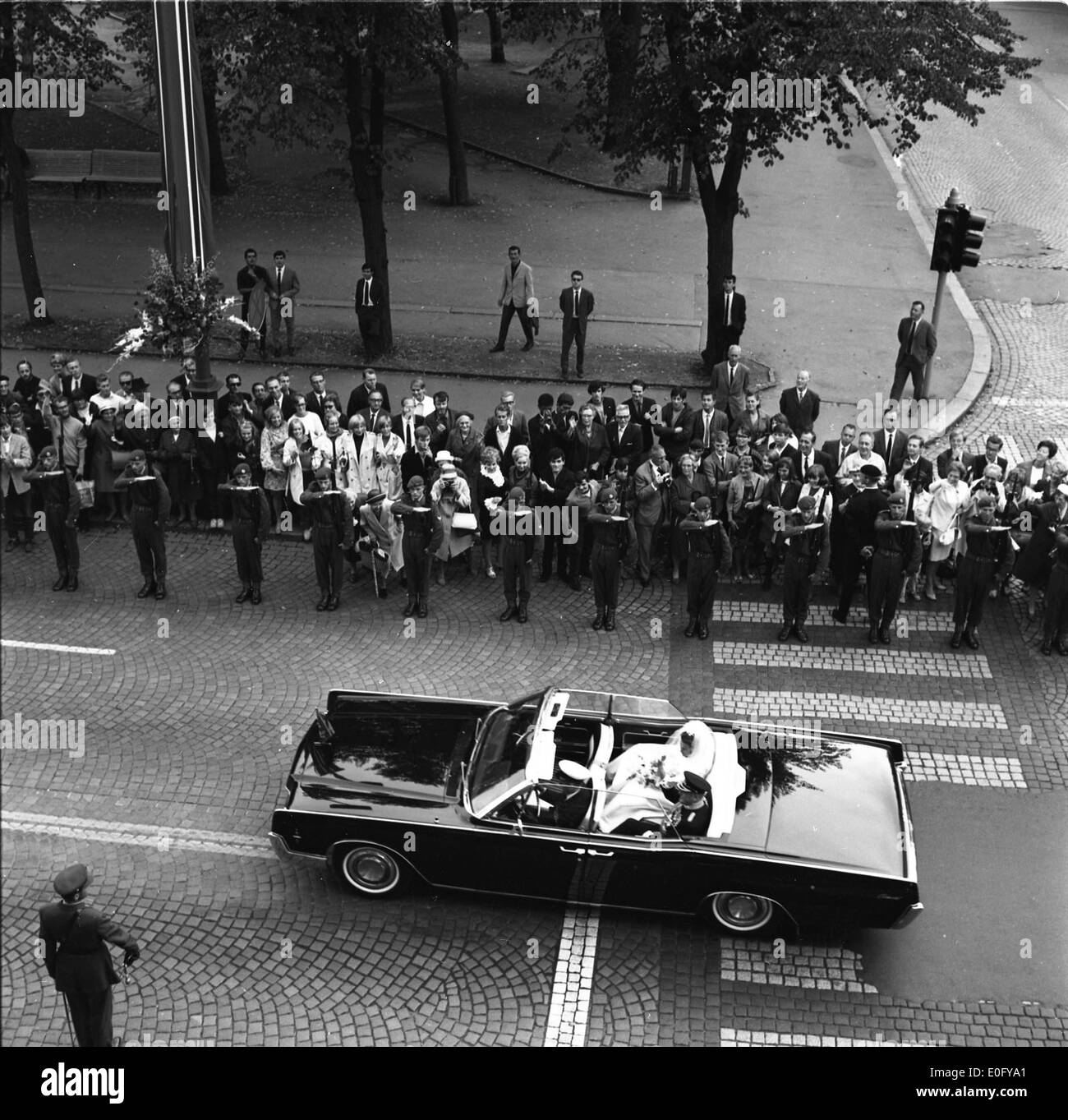Dieses Bild zeigt den norwegischen Kronprinzen und die Prinzessin in einem offenen Auto, möglicherweise während eines öffentlichen Auftritts oder einer königlichen Veranstaltung, die das königliche Leben und die norwegische Tradition veranschaulichen. Stockfoto