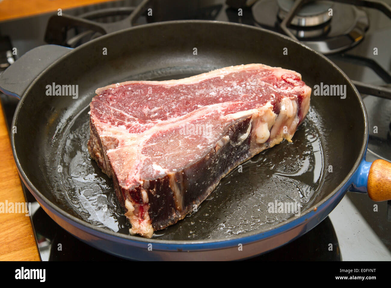 t-Bone Steak in der Pfanne Stockfotografie - Alamy