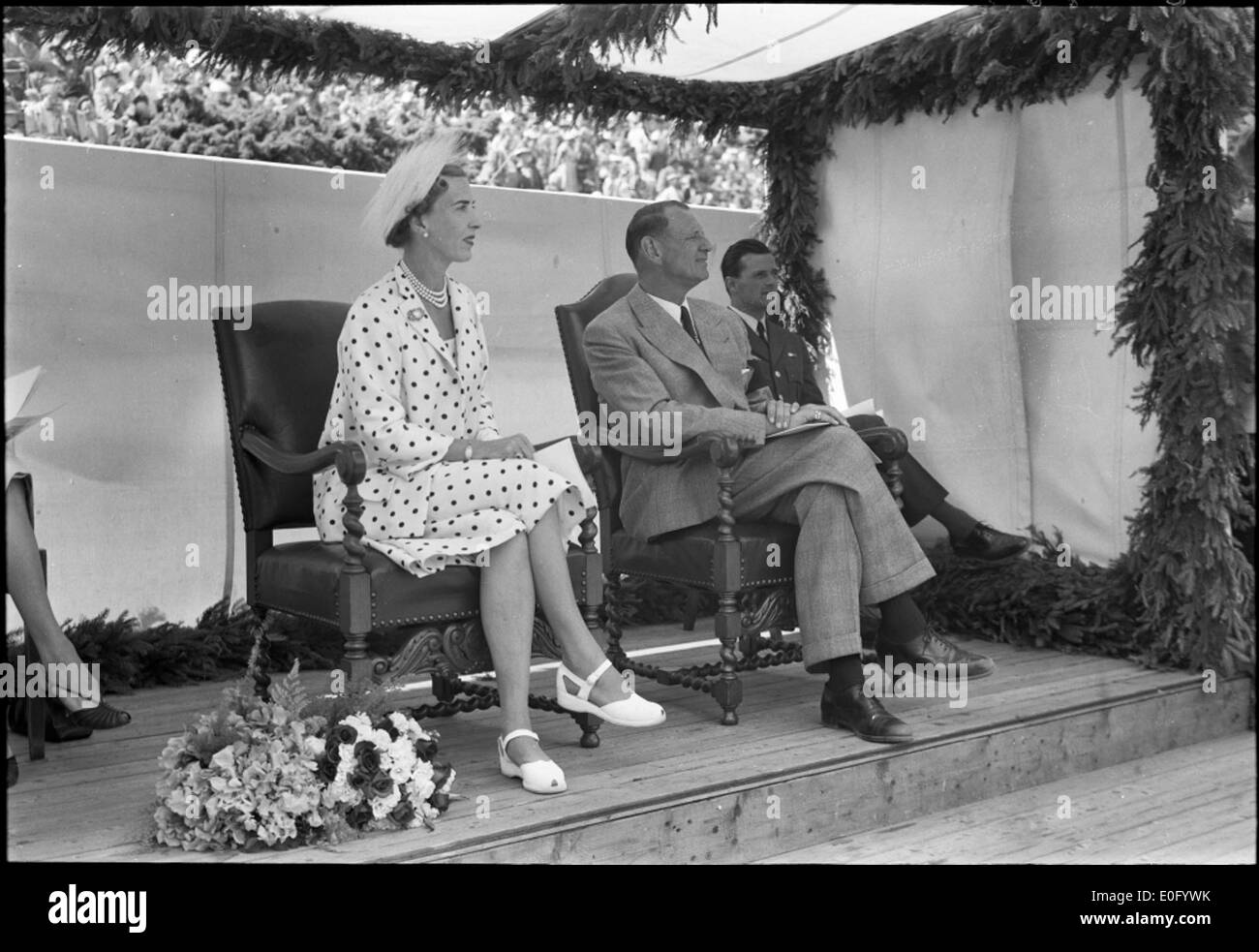 Ein formelles Foto von König Frederik IX. Und Königin Ingrid von Dänemark, das ihr königliches Verhalten und ihre Eleganz einfängt. Dieses Bild spiegelt den königlichen Status des Paares und seine Bedeutung in der dänischen Geschichte Mitte des 20. Jahrhunderts wider. Stockfoto