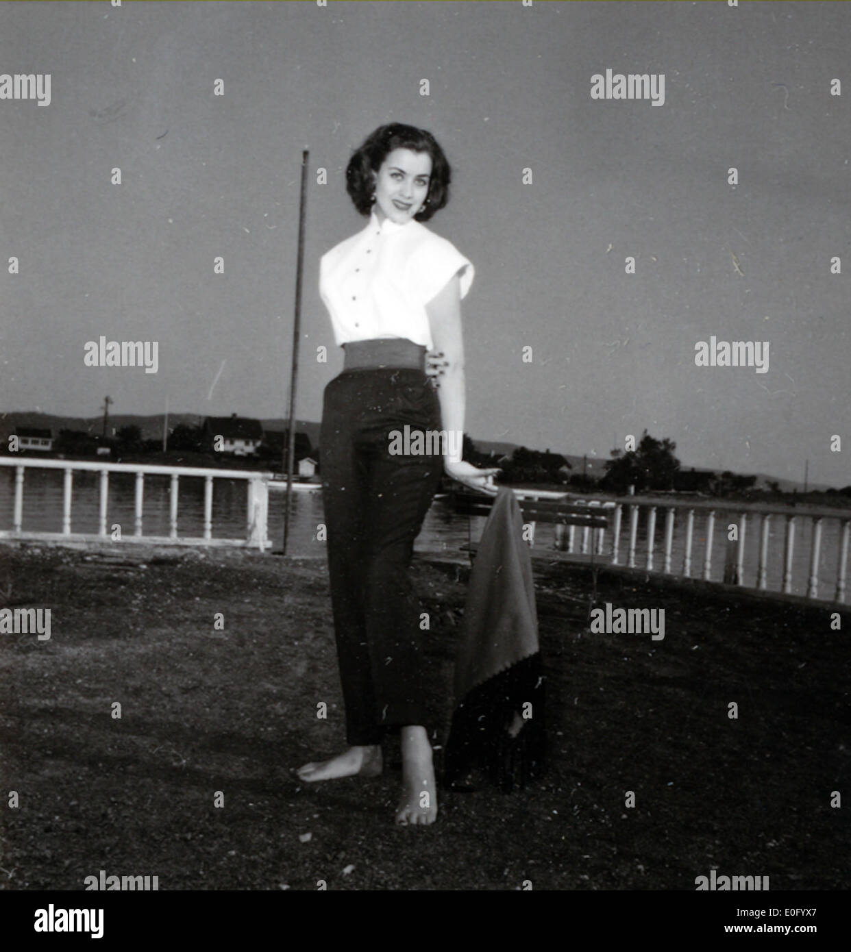 Eine Modenschau mit Models in Sommerbekleidung aus dem Jahr 1953. Das Bild zeigt die populären Stile und Trends der Zeit und spiegelt die Eleganz und Mode-Kultur der 1950er Jahre wider Stockfoto