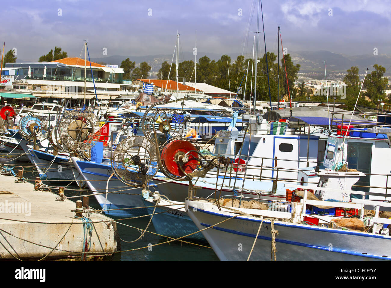 Angelboote/Fischerboote im Hafen von Paphos. Stockfoto