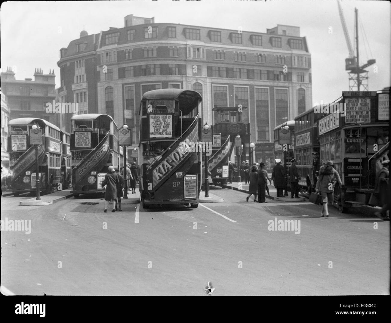Ein historisches Bild des Victoria Busbahnhofs in London aus dem Jahr 1927. Das Foto zeigt die Verkehrsinfrastruktur des frühen 20. Jahrhunderts und spiegelt die Rolle des öffentlichen Nahverkehrs in dieser Zeit wider. Stockfoto