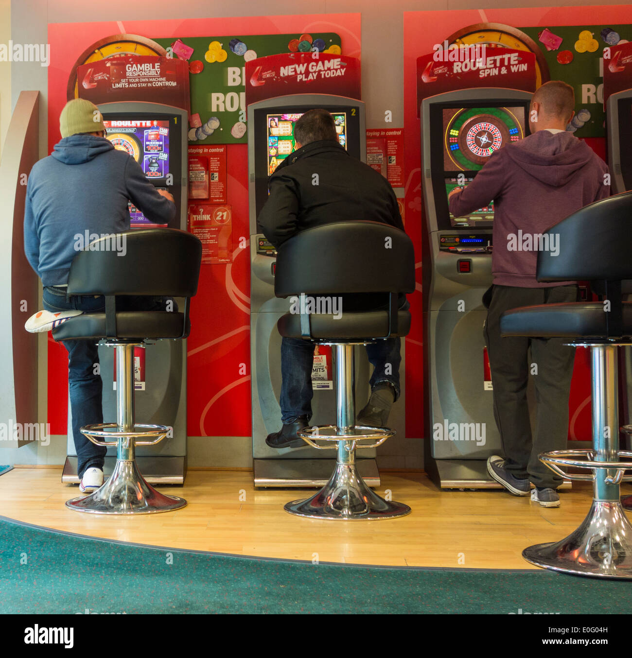 Mit festen Quoten Spielautomaten (FOBT terminal Wetten zu festen Quoten) in Ladbrokes Betting Shop. Großbritannien Stockfoto