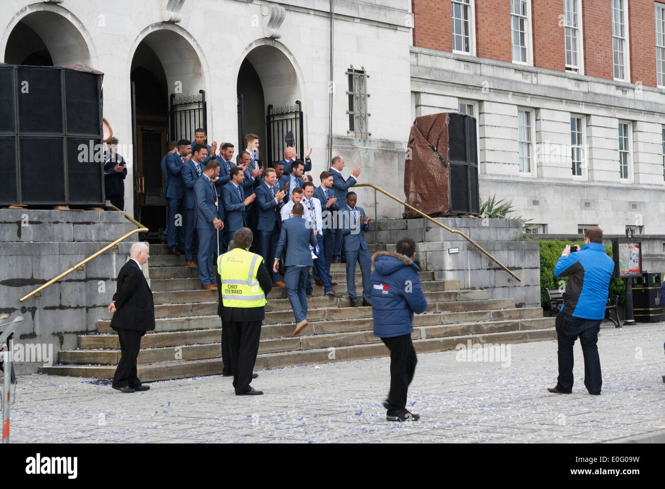 Chesterfield, UK. 12. Mai 2014. Chesterfield F.C. Football Team, Liga 2 Meister, Open Top Bus Parade und bürgerlichen Empfang im Rathaus von Chesterfield, UK. Montag, 12. Mai 2014 Stockfoto