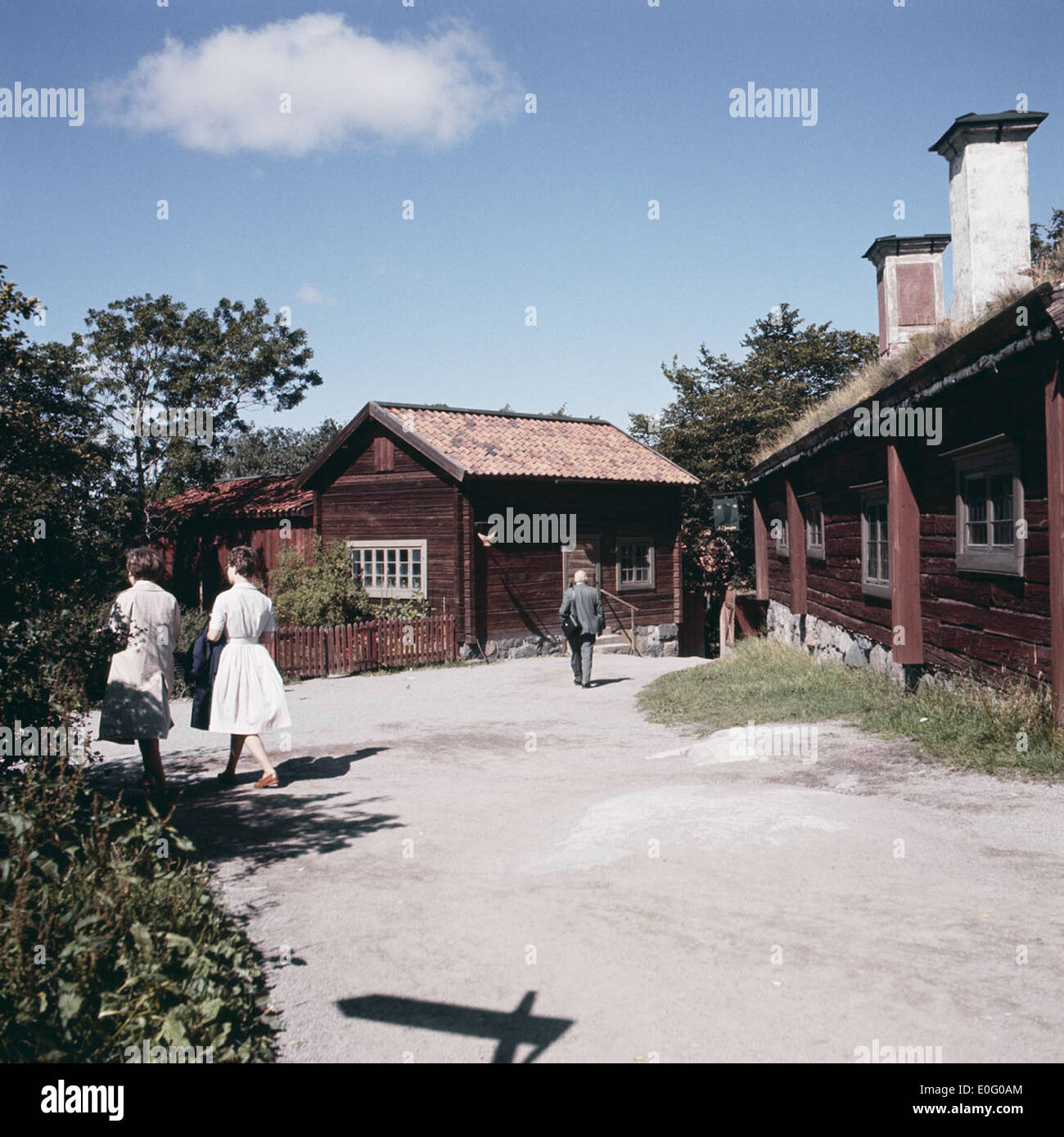 Dieses Foto aus dem Jahr 1960 zeigt Häuser im Freilichtmuseum Skansen in Stockholm, Schweden. Skansen zeigt traditionelle schwedische Gebäude und kulturelle Ausstellungen und bietet einen Einblick in das historische Leben und die Architektur in Schweden. Stockfoto