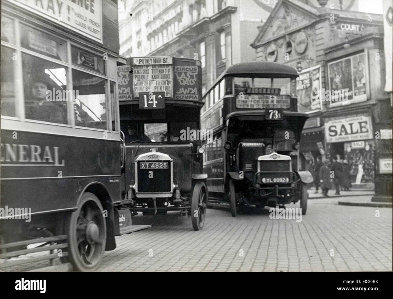 Dieses Foto aus dem Jahr 1927 zeigt den lebhaften Verkehr auf den Straßen Londons und zeigt die Verkehrsinfrastruktur der Stadt während des frühen 20. Jahrhunderts. Autos, Busse und Fußgänger werden auf den Straßen der Stadt gesehen, was die zunehmende Urbanisierung Londons widerspiegelt. Stockfoto