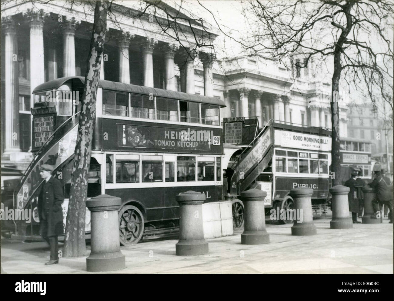 Dieses Bild zeigt Busse, die 1927 vor der National Gallery in London standen. Die Szene reflektiert die Verkehrsmittel im London des frühen 20. Jahrhunderts und zeigt Busse als wichtiges Verkehrsmittel der damaligen Zeit. Stockfoto
