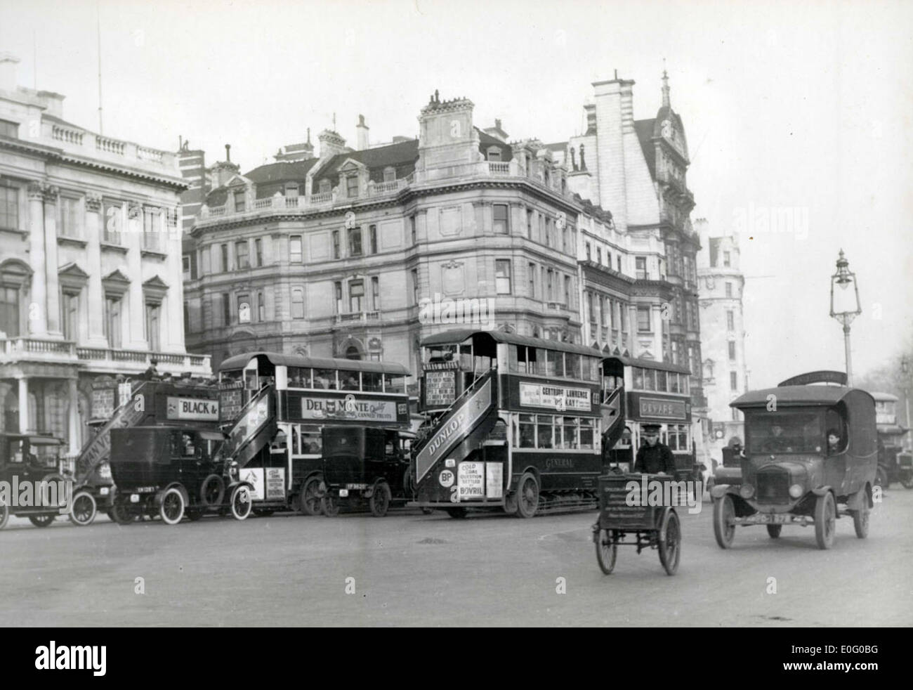 Ein Foto des Verkehrs in London aus dem Jahr 1927, aufgenommen vor der Piccadilly Arcade. Das Bild zeigt das geschäftige Stadtleben und die frühen Stadien des modernen städtischen Verkehrs. Stockfoto