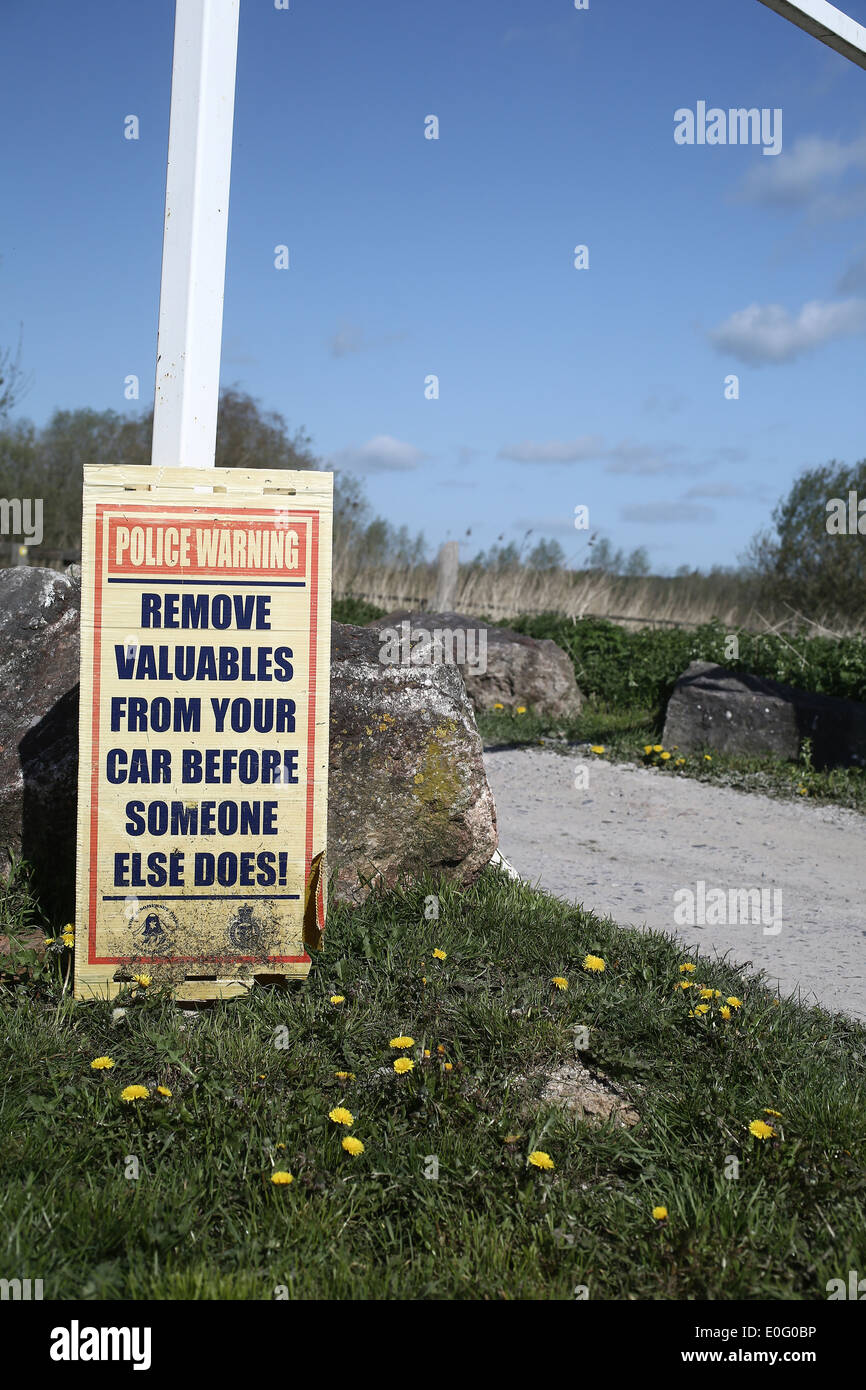 Entfernen Sie Ihre Wertsachen-Schild am Eingang zum Parkplatz im Westhay Naturreservat in Somerset. April 2014 Stockfoto