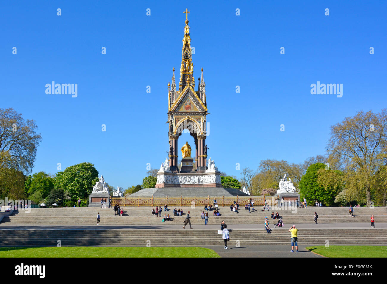 Historisches viktorianisches Londoner Tourismusdenkmal Albert Memorial in Kensington Gardens Landschaft mit Prince Albert sitzend Blue Sky Day London England Großbritannien Stockfoto