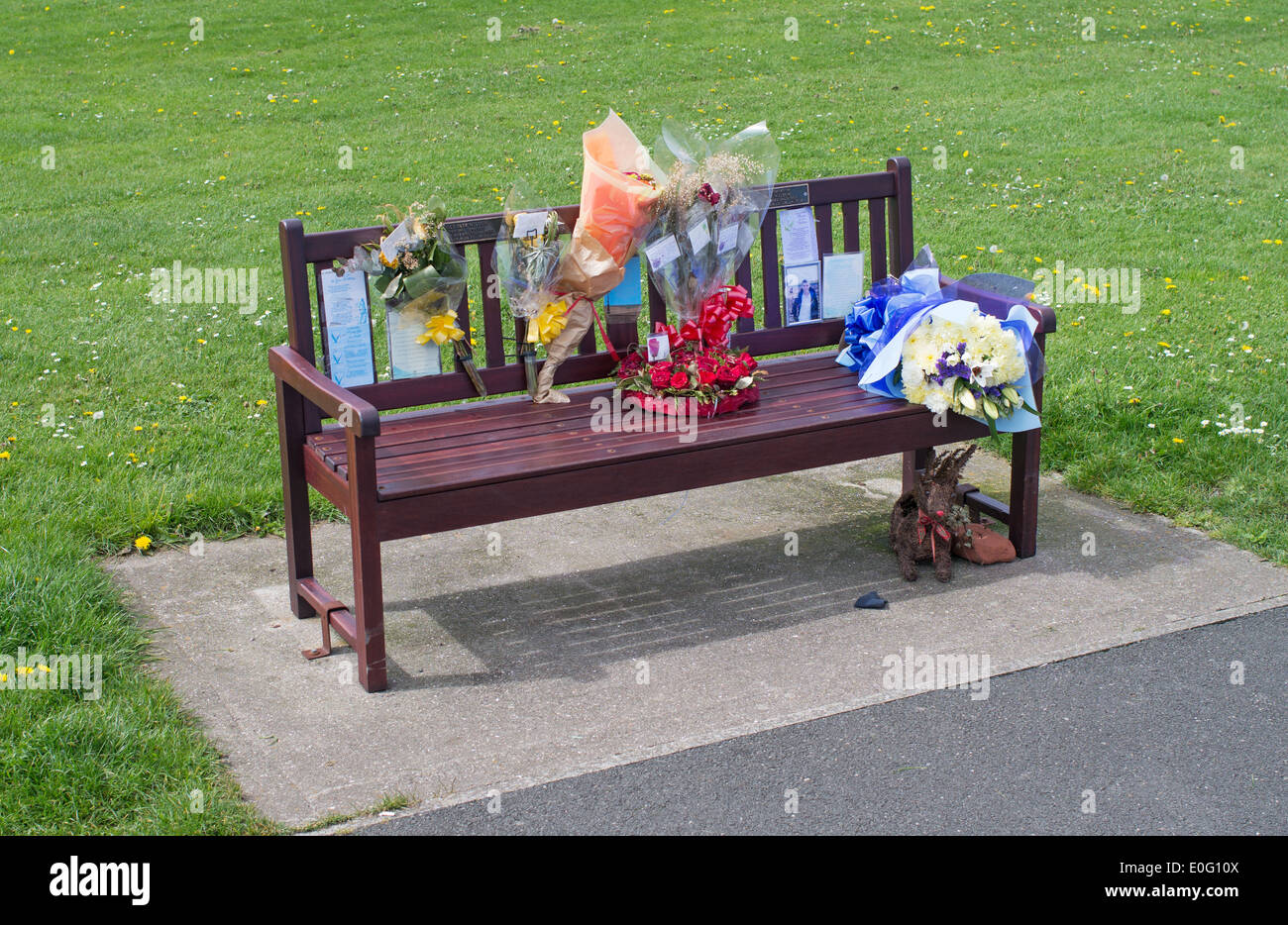 Denkmal-Bank für junge Mann, der starb im Alter von 20, Blumen auf dem Jahrestag seines Todes-Nord-Ost England UK Stockfoto