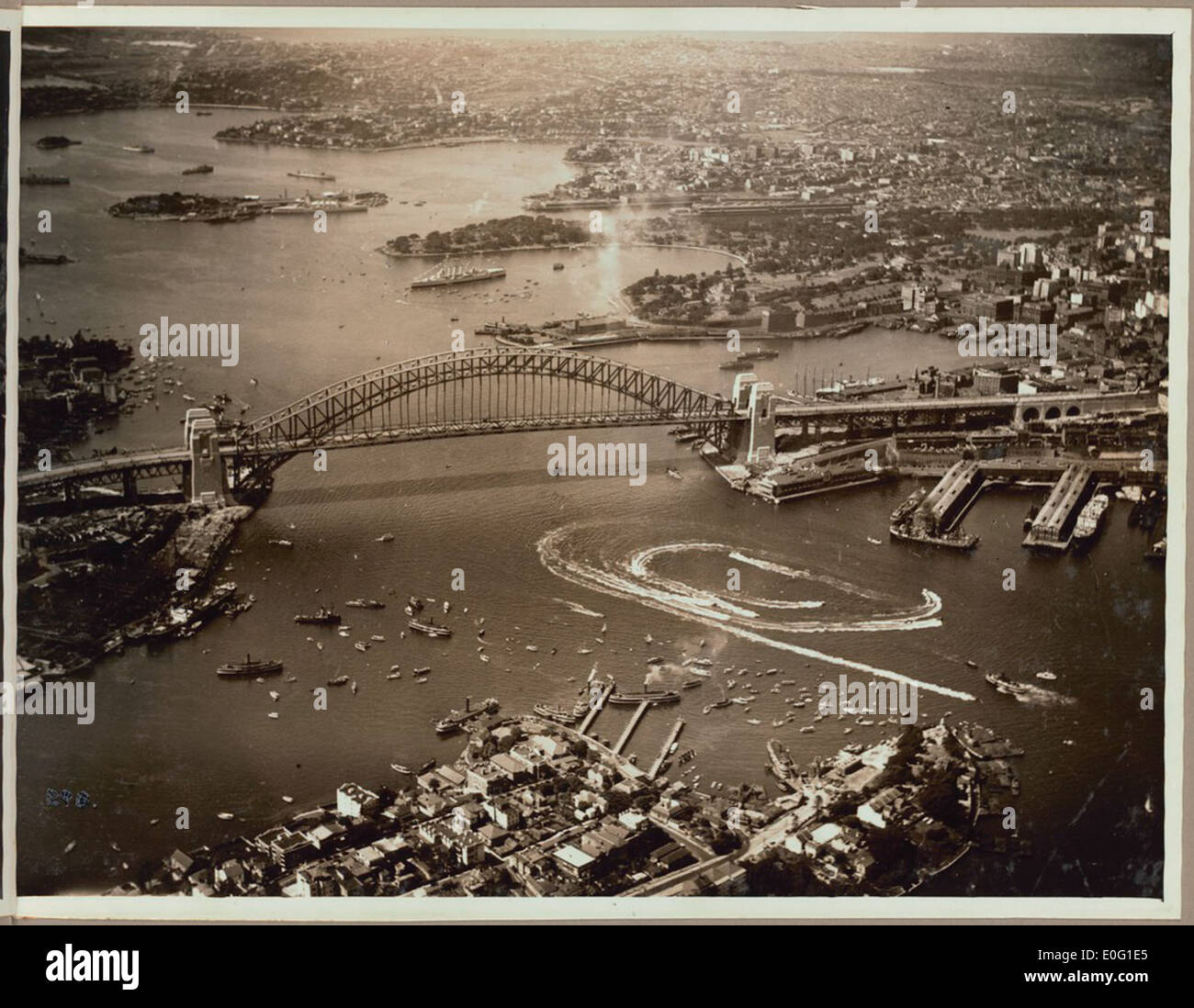Luftaufnahme des Bootes Geschwindigkeitsanzeige nach der offiziellen Eröffnungsfeier der Sydney Harbour Bridge, 19. März 1932 Stockfoto
