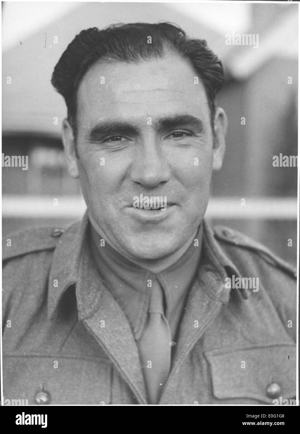 Ein Porträt von Sapper Ernest Sharman, einem Mitglied der Royal Australian Engineers, das während des Zweiten Weltkriegs in seiner Militäruniform aufgenommen wurde. Stockfoto