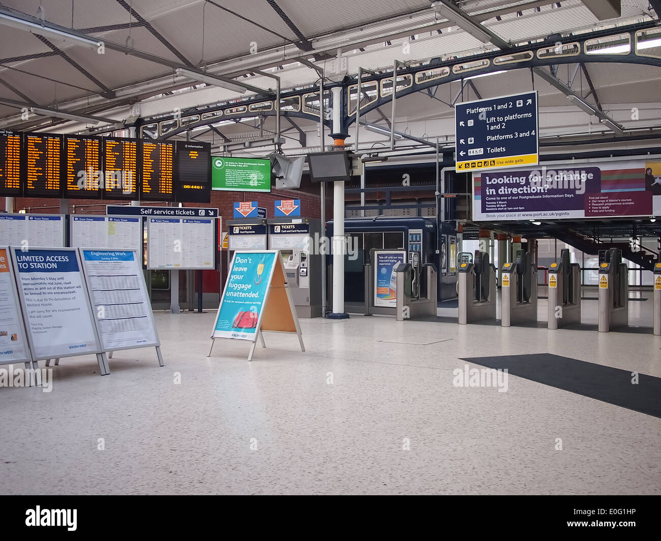 Ticket-Barrieren und Abfahrtstafeln am Bahnhof von Portsmouth und Southsea Stockfoto