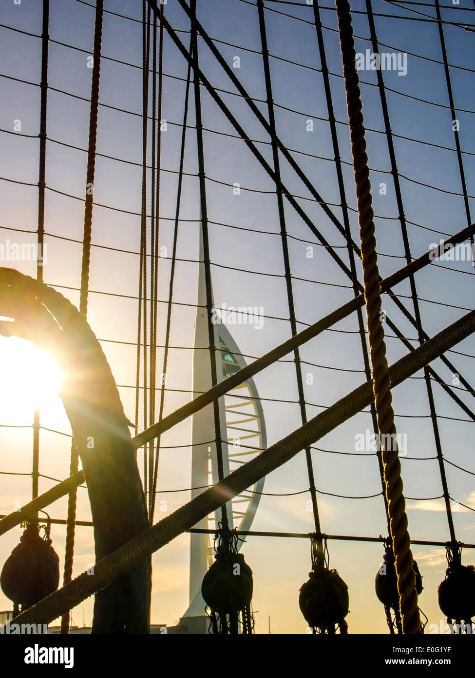 Spinnaker Tower am Morgen durch die Takelage, Blöcke und packt der HMS Warrior, Portsmouth Historic Dockyard betrachtet Stockfoto