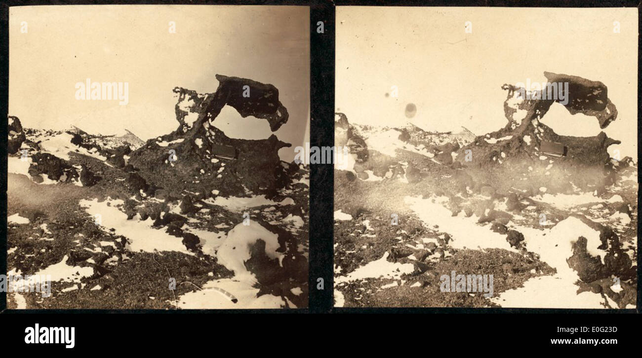 Verwitterte Kenyte Lava am Cape Evans; Erebus hinter 31. Oktober 1911 Stockfoto