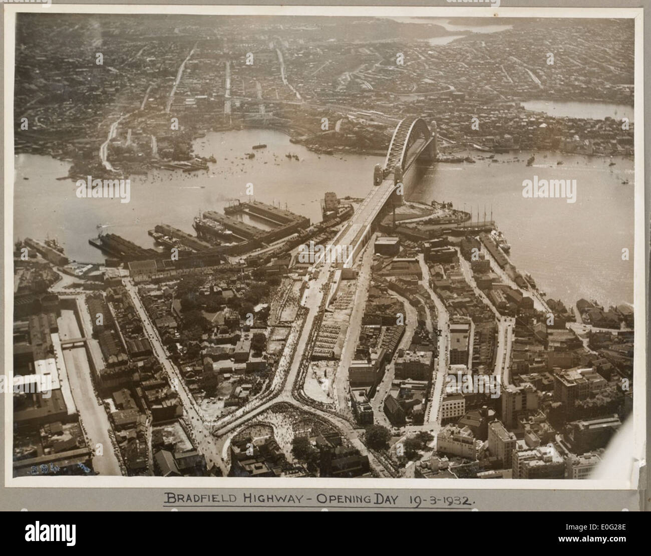 Bradfield Highway und die Sydney Harbour Bridge am Tag seiner Eröffnung, 19. März 1932 Stockfoto