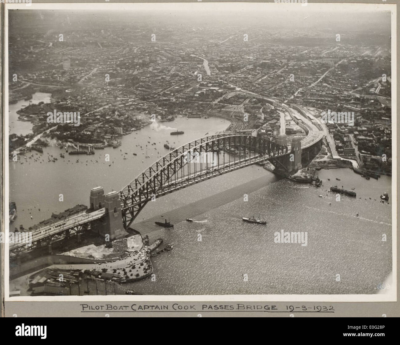 Pilot boat Captain Cook Unterquerung der Sydney Harbour Bridge, 19. März 1932 Stockfoto