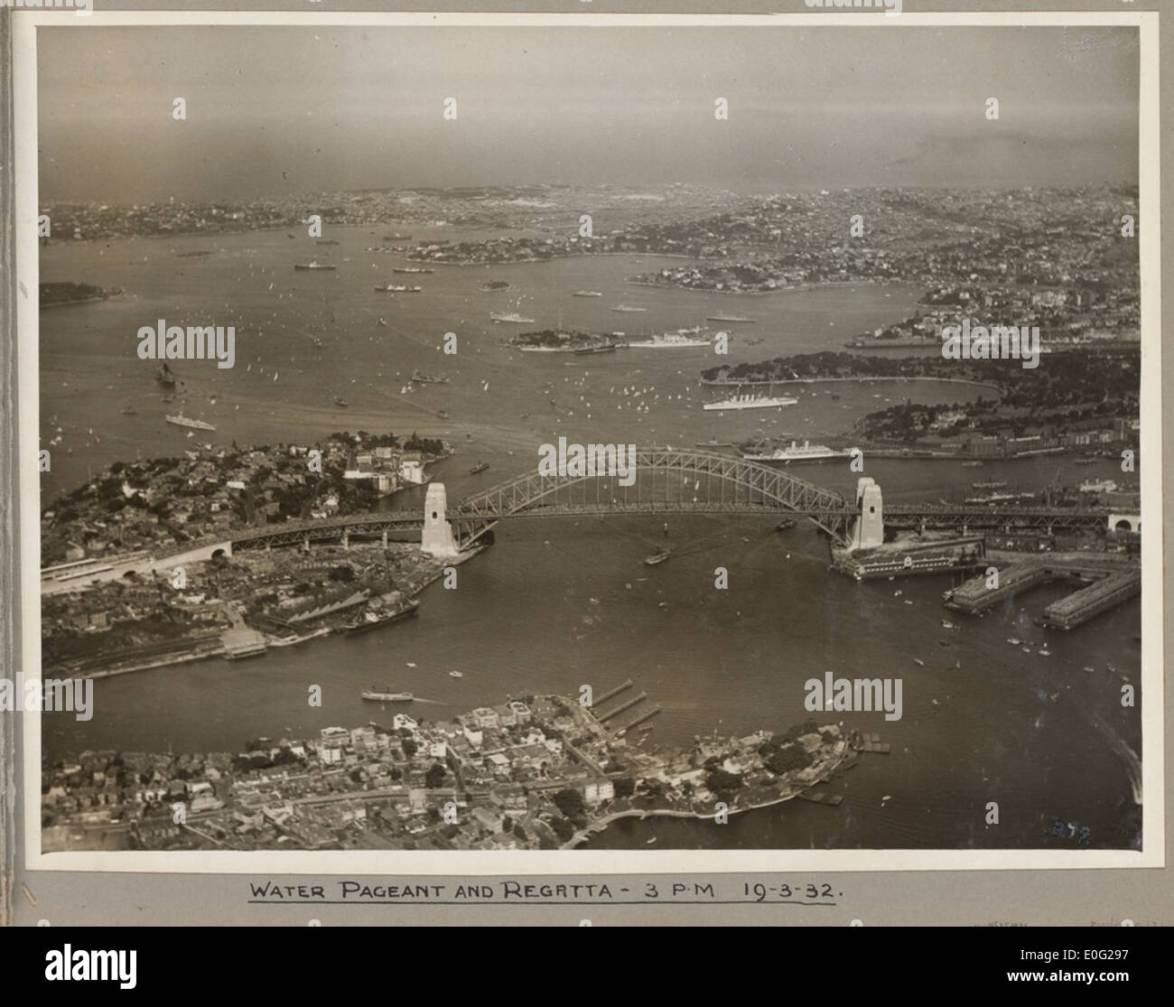 Wasser-Festzug und Regatta am Sydney Harbour Bridge, 19. März 1932 Stockfoto