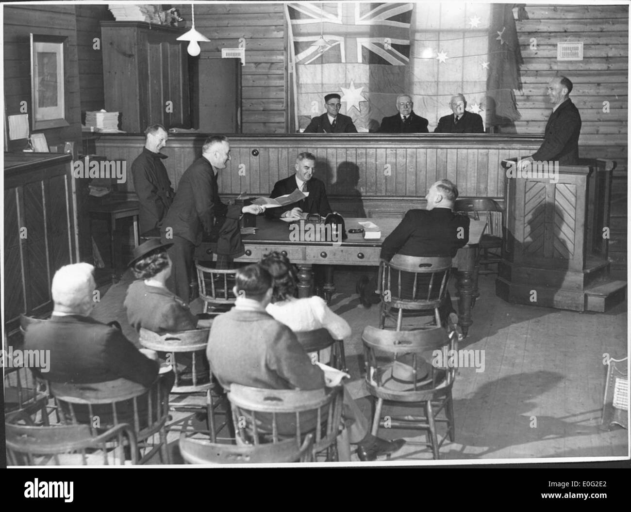 Friedensrichter, Thomas Ryan, William Young und Frank Davis sitzen auf der Bank am Gerichtsgebäude Drouin, Victoria Stockfoto