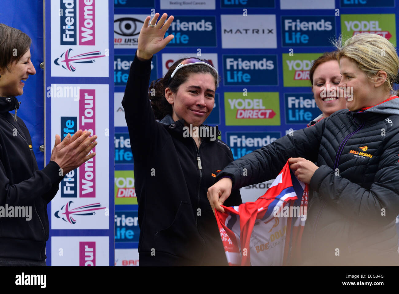 Emma Trott präsentiert mit Trikot vom Team nach der Pensionierung, Freunde leben Frauen Tour Ankündigung Bury St Edmunds, UK, 11. Mai 2014 Stockfoto