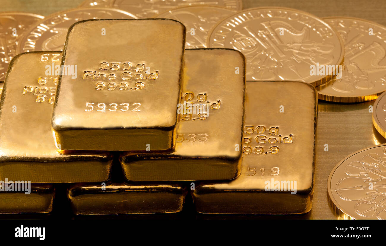 Investitionen in echtem Gold als ein Goldbarren und Goldmünzen, in insgesamt Gold als Geldanlage Goldbarren Und Goldmuenzen Stockfoto