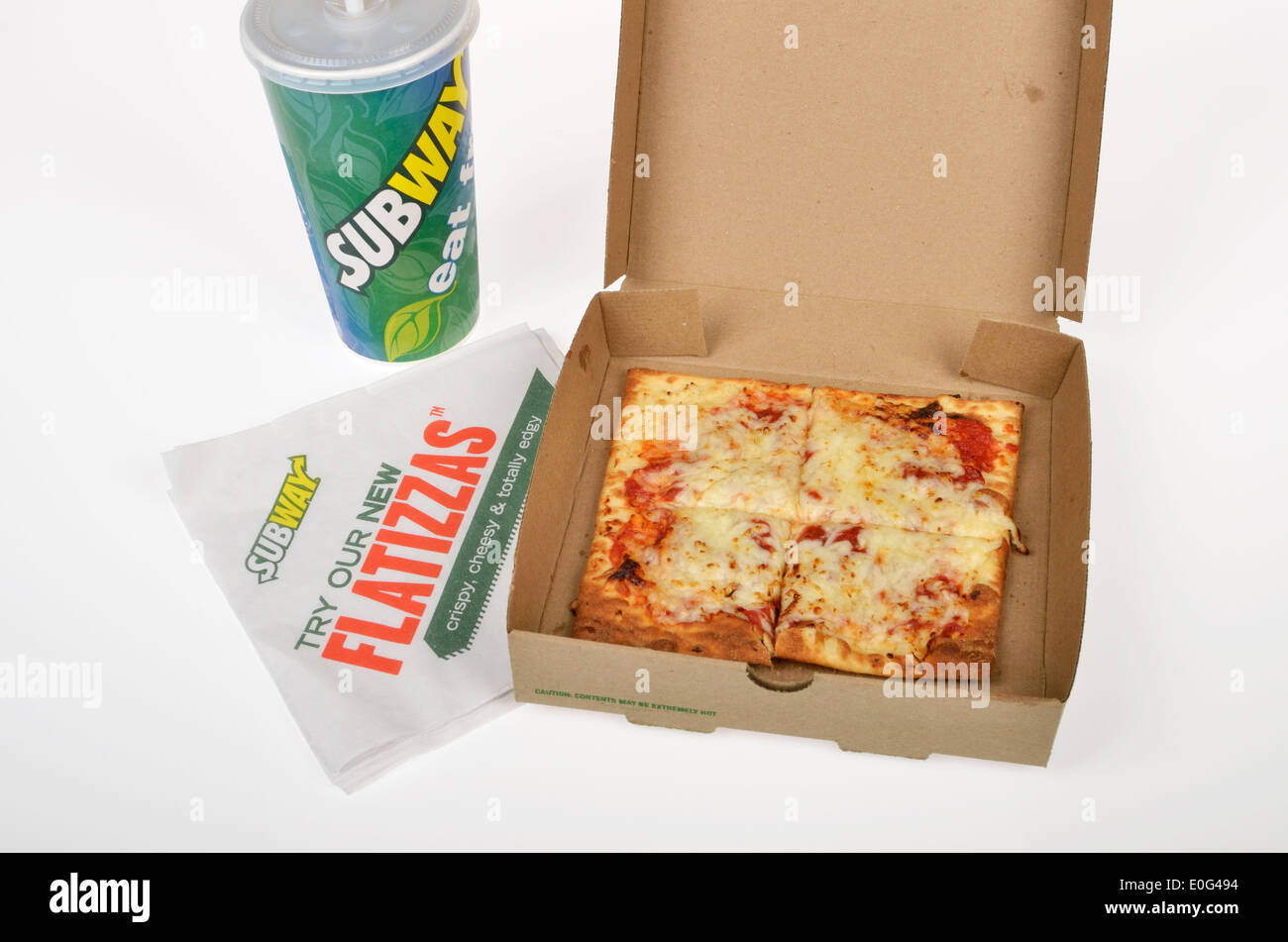 U-Bahn-Flatizza-Käse-Pizza mit Soda und Serviette in offenen zum Mitnehmen Karton auf weißem Hintergrund. USA Stockfoto