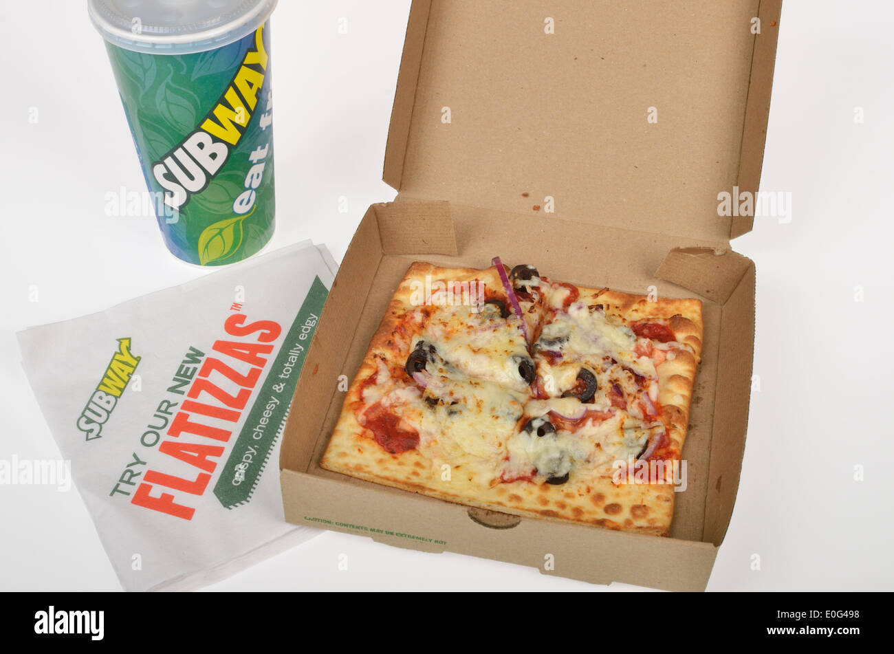 U-Bahn Fast-Food Flatizza quadratische Pizza mit Gemüse Belag im Karton herausnehmen Box auf weißem Hintergrund. USA Stockfoto