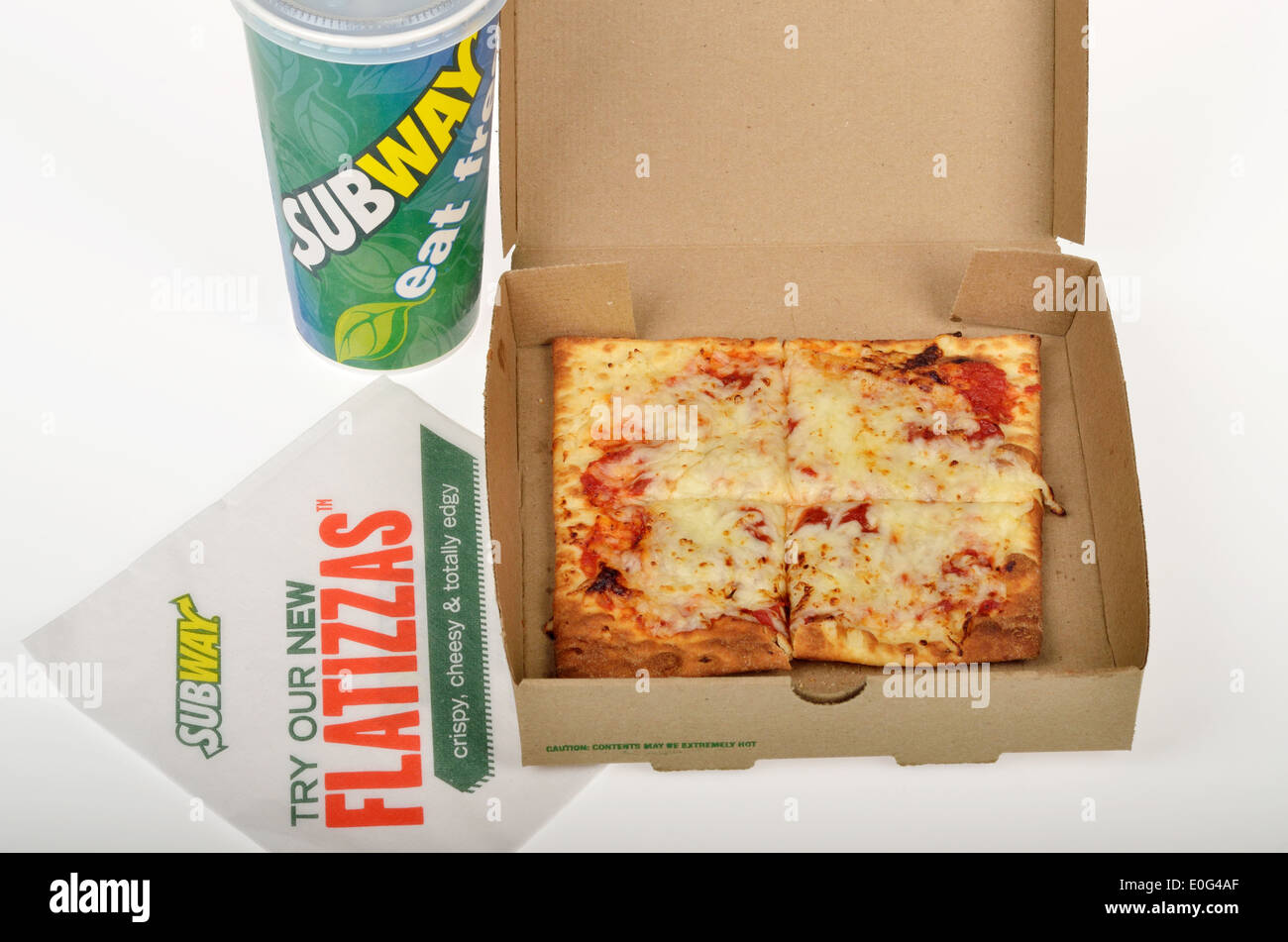 U-Bahn Fast-Food Flatizza Käse quadratische Pizza in Box-Verpackung mit Getränk auf weißem Hintergrund, USA. Stockfoto
