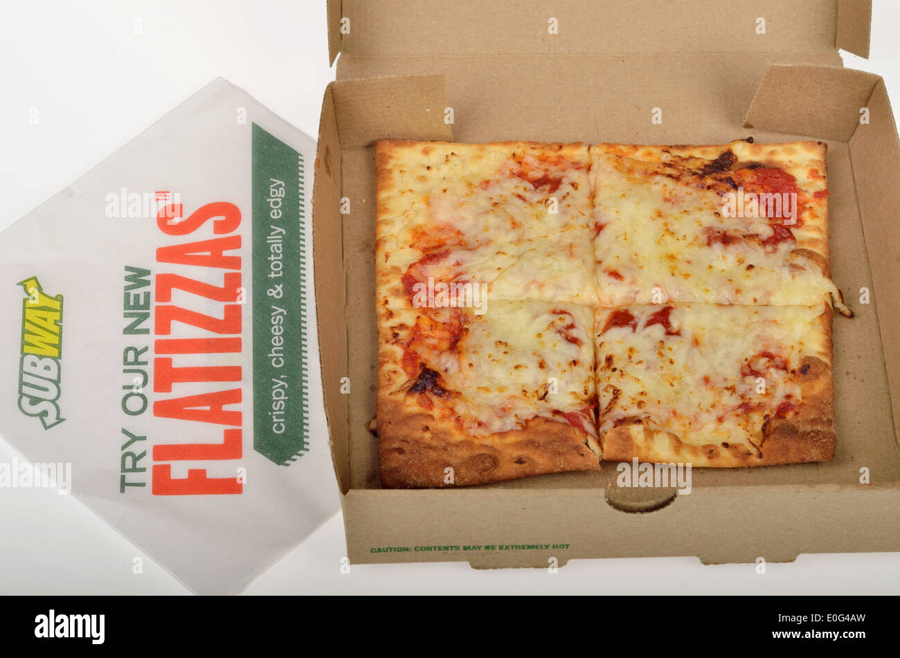 U-Bahn Fast-Food Flatizza Käse quadratische Pizza in Box-Verpackung auf weißem Hintergrund, USA. Stockfoto