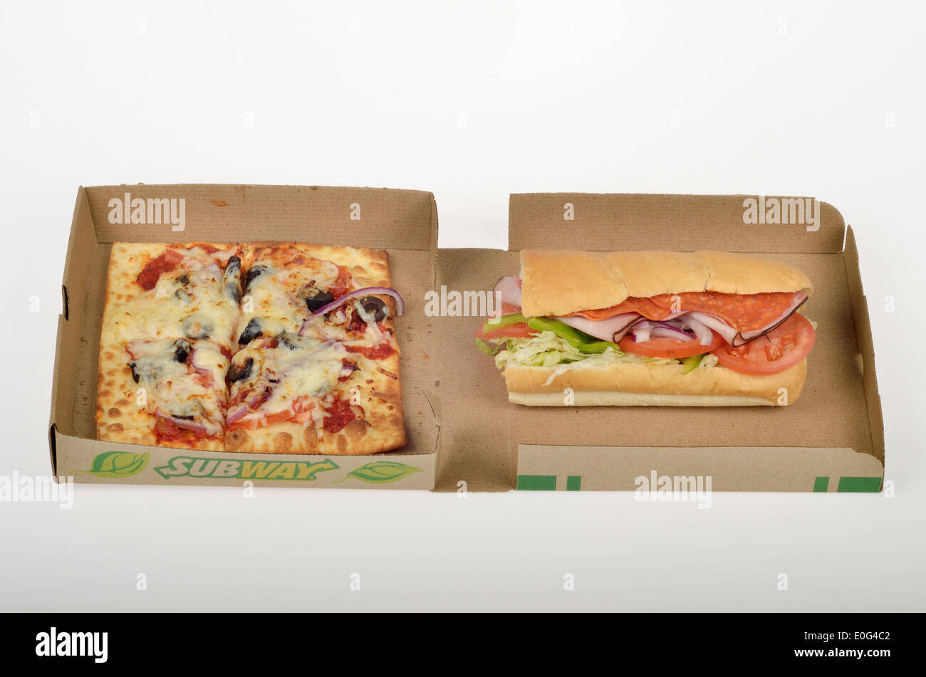 U-Bahn Flatizza Veggie Gemüse quadratische Pizzastück & italienischen BMT Sub in Box-Verpackung auf weißem Hintergrund Ausschnitt USA Stockfoto