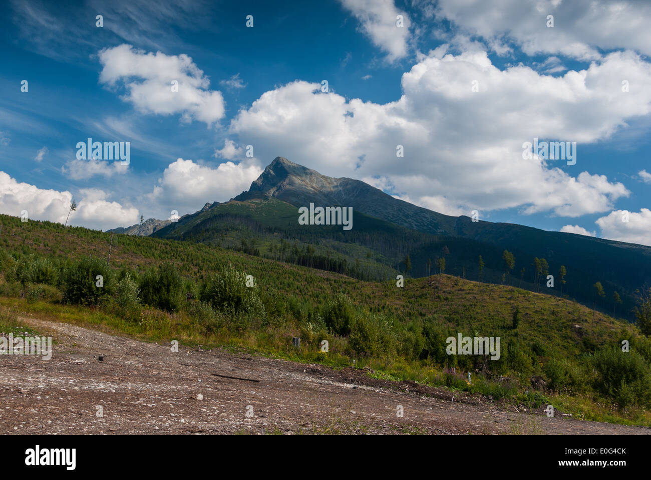 Kriváň (Krivan) in der hohen Tatra sichtbar von Hauptstraßenkommunikation Cesta (Straße der Freiheit), Slowakei Stockfoto