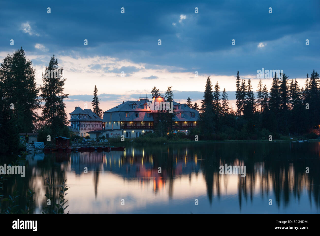 Solisko Hotel am Strbskie Pleso bei Sonnenuntergang, Slowakei Stockfoto