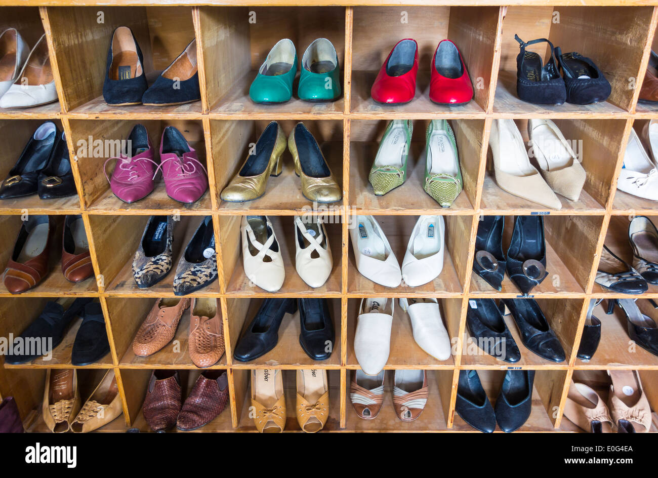 Vintage Schuhe Schaufenster in einem Charity Shop Sendung Trödelladen Stockfoto