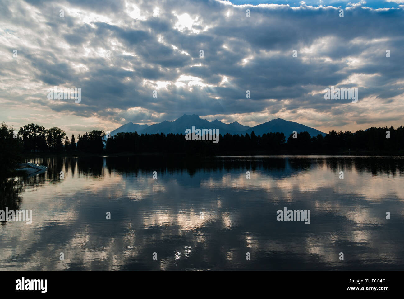 Hohe Tatra (Tatra) Berge von Bielinski Rybnik (Teich) bei