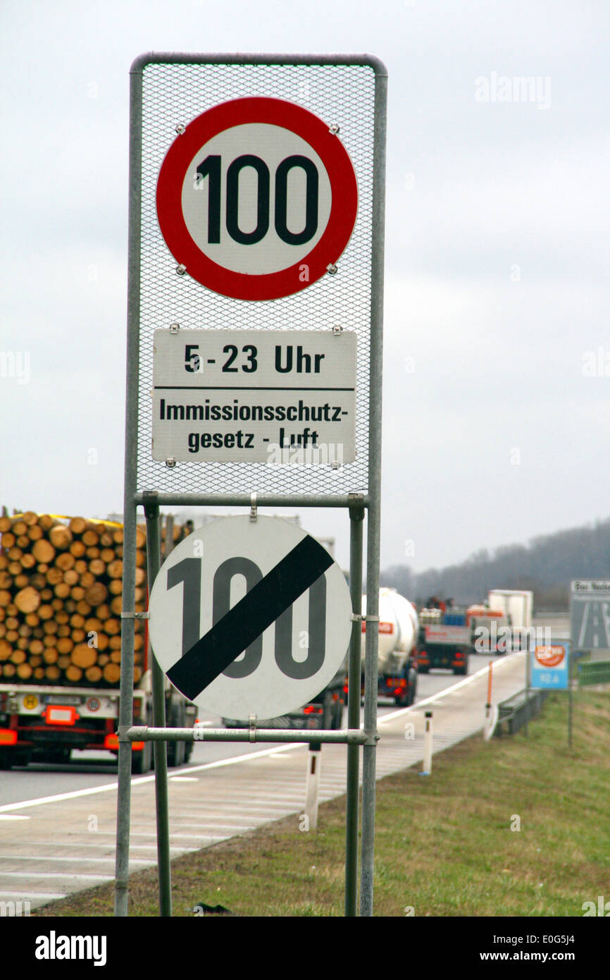 Antenne 100 in Oberösterreich [], 100, 100, schnell, speed, Geschwindigkeit, Geschwindigkeitsbegrenzung, Geschwindigkeitsbeschränkungen, Tempolimit, Geschwindigkeit li Stockfoto