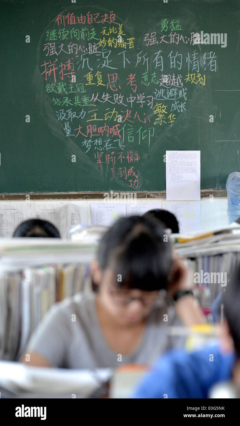 Handan, Chinas Provinz Hebei. 12. Mai 2014. Studenten Bewertung von der nationalen College-Aufnahmeprüfungen nächsten Monat bei Nr. 1 Middle School von Handan City, Provinz Hebei North China, 12. Mai 2014 fällig. © Hao Qunying/Xinhua/Alamy Live-Nachrichten Stockfoto