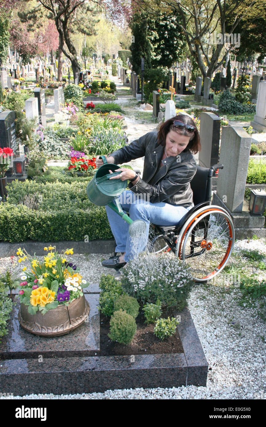 Frau in den Rollstuhl [], gestehen, Beichte, Beichte, Meditation, Friedhöfe, Friedhof, Friedhöfe, starb, glauben, fai Stockfoto