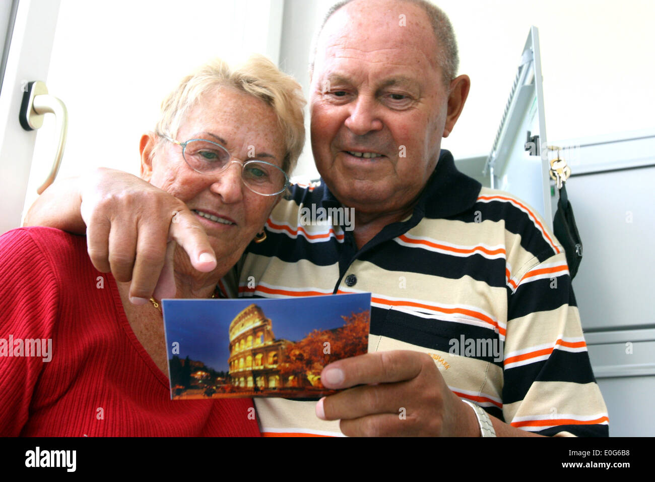 Senioren paar freut sich über eine Postkarte [], Speicher, Postkarte, Postkarten, Dinge, erinnern, Erinnerung, Erinnerungen, obj Stockfoto