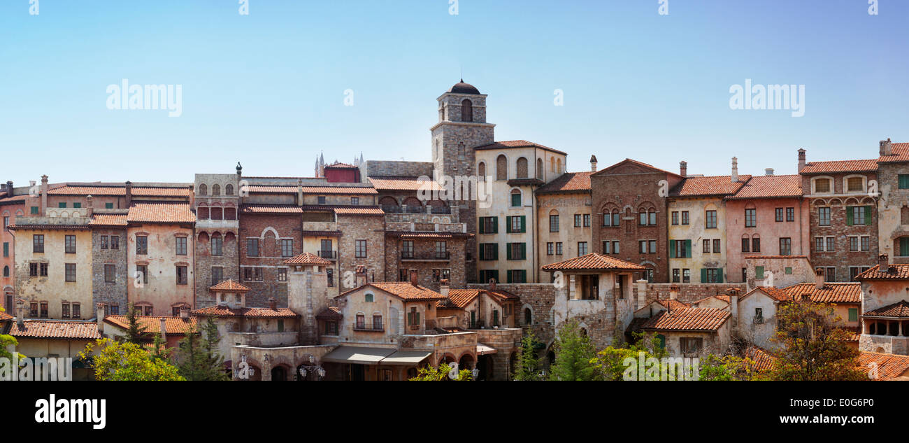 Stadt mit Architektur im venezianischen Stil im Tokyo Disneysea, mediterranen Hafen, Panorama. Japan. Stockfoto