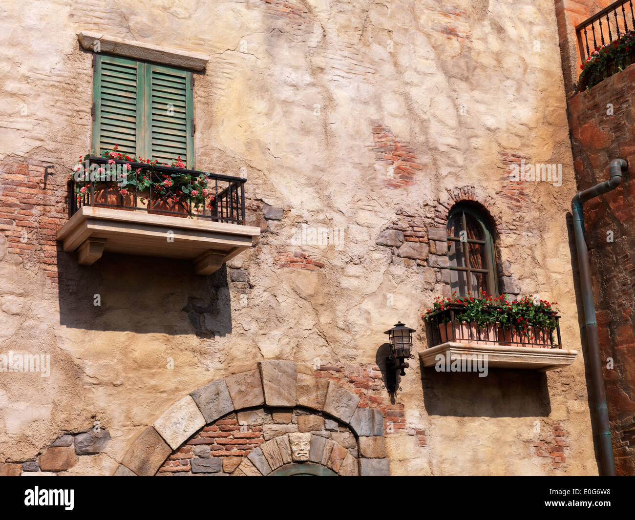 Alten Landhaus-Fenster mit Blumen, antike Architektur im venezianischen Stil Stockfoto