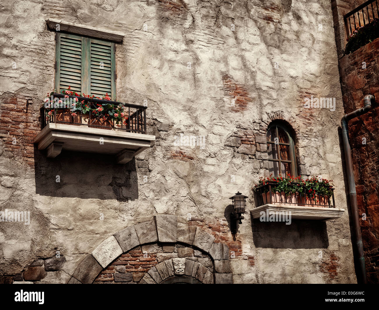 Alten Landhaus-Fenster mit Blumen, antike Architektur im venezianischen Stil Sepia getönt Stockfoto